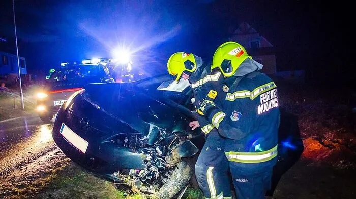 Die Feuerwehr barg das Unfallauto