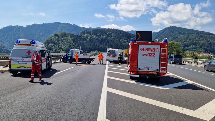 Zwei Wagen der Feuerwehr Bruck und zwei Rotkreuzautos waren im Einsatz