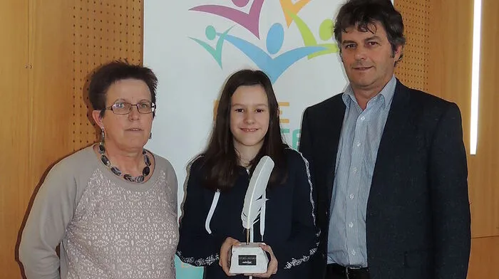 Direktor Johann Wendler, Nachwuchstalent Laura Schögler und Lehrerin Elisabeth Neuhold