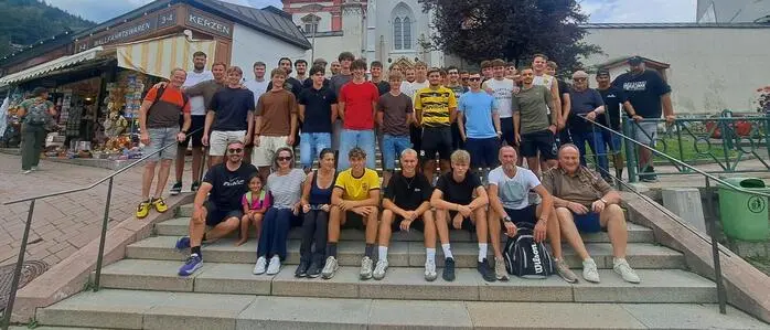 Kicker und Funktionäre des SV Allerheiligen vor der Basilika in Mariazell