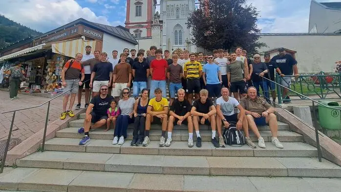 Kicker und Funktionäre des SV Allerheiligen vor der Basilika in Mariazell