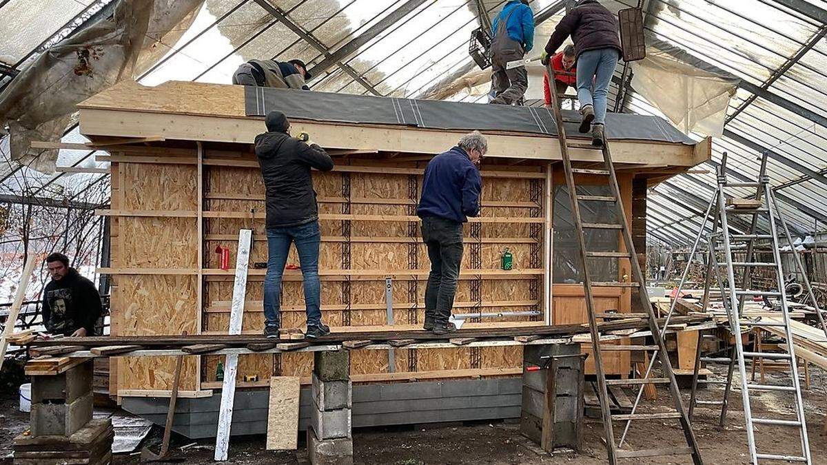 Im Glashaus einer aufgelassenen Gärtnerei in Klagenfurt entsteht gerade der Prototyp des „Impulshaus“. Weitere sollen folgen 