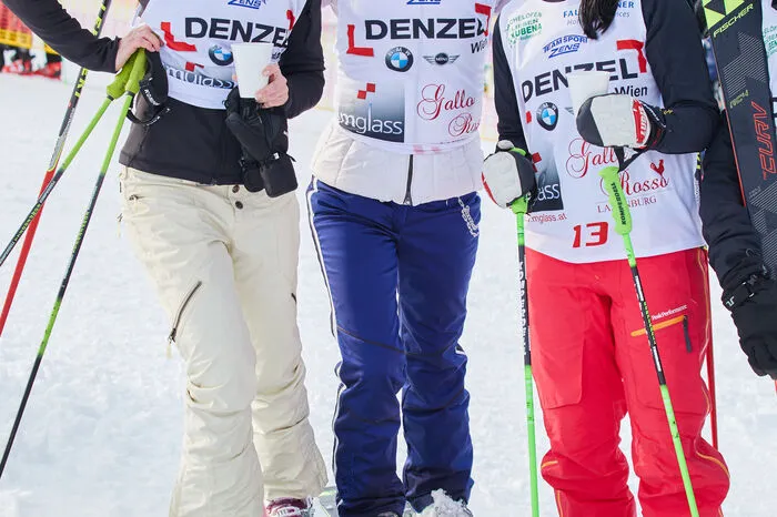 Heuer hatten eindeutig die "Profis" die Nase vorne: Bei den Damen siegte die zweifache Snowboardweltmeisterin und Dancing Star Heidi Neururer (l.) vor Tiefschneeweltmeisterin Daniela Schuster (M.) und Peter Stöger Freudin Uli Kriegler (r.).