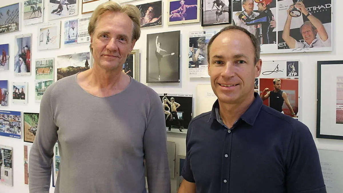 Gert Schippinger und Florian Fankhauser vor einer Wand mit Bildern von Sportlern, die sie bereits operiert haben