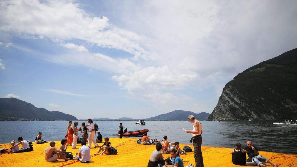 2016 setzte der Künstler Christo am italienischen Iseosee einen schwimmenden Steg um