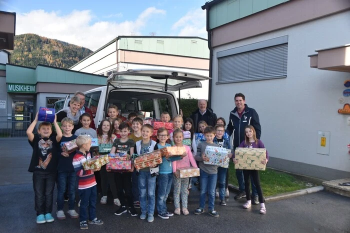 Die Packerln wurden versandbereit auf Transportpaletten verladen und werden Anfang Dezember nach Rumänien gebracht. Über das gute Ergebnis freut sich auch Christoph Kohlmaier, Past-Präsident von Round Table Leoben.