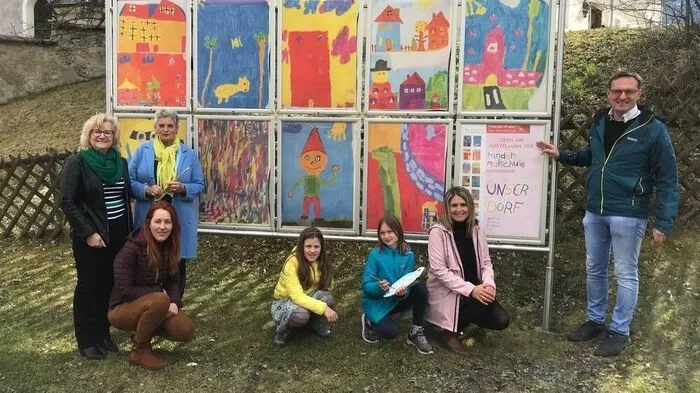 Die Malbegleiterinnen Ingrid, Monika und Sabine mit den Künstlerinnen Lusia und Helena, Birgit Marktl und Bürgermeister Michael Maier (Ideengeber und Umsetzer