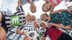 Fußball ist nur Männersport? Warum sich Lilli Purtscheller und Zoe Van Ee vom SK Sturm Graz von solchen Vorurteilen nicht beirren lassen, haben sie unseren Kinderreportern erzählt