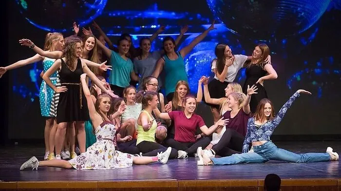 Die Schüler des Borg-Lienz präsentierten die drei Schulzweige mit viel Akrobatik, Tanz und Musik