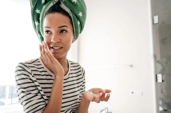 5. So entfaltet das Pflegeprodukt seine Wirkung am besten: Einfach ins nasse Haar einmassieren, Haare mit einem Handtuch zu einem Turban binden und zehn Minuten einwirken lassen. Durch die Wärme öffnet sich die Schuppenschicht und wird aufnahmefähiger, was das Haar widerstandsfähiger, glänzend und seidig macht.