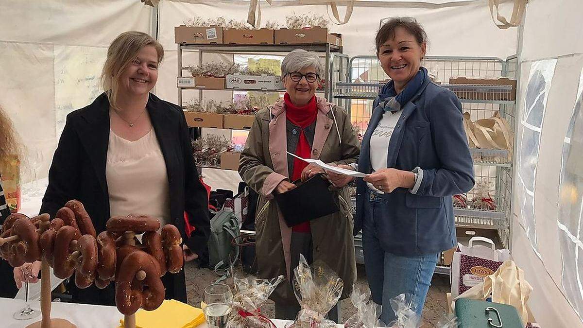 Club-Sekretärin Manuela Kahlbacher mit  Annunziata Ortner und Christine Seirer