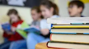 ARCHIV - 10.12.2019, Baden-Württemberg, Stuttgart: Kinder lesen in einer Grundschule. An dieser Schulart fehlen besonders viele Schulleiter. (zu dpa: «Mehr als 250 freie Schulleiterstellen · kaum Bewerber») Foto: Sebastian Gollnow/dpa +++ dpa-Bildfunk +++