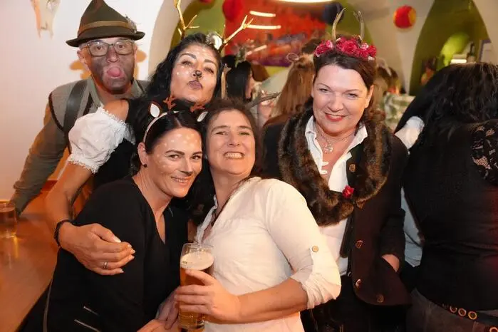 Alle, die sich im Wald herumtreiben, kamen zum Ball: Jäger, Wilderer, Schwammerlfladerer, Liebespaare, Skihaserln, und viele mehr ...