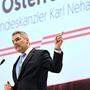 Nehammer am Rednerpult | Bundeskanzler und ÖVP-Bundesparteiobmann Karl Nehammer bei der Präsentation des „Österreichplans“ in Wels.