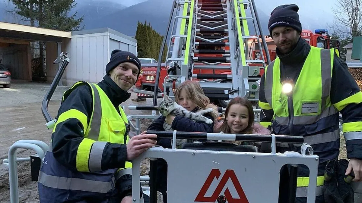 Rene Pettauer, Marie mit Kater Felix, Theresa und Patrick Pettauer nach der geglückten Katzenrettung