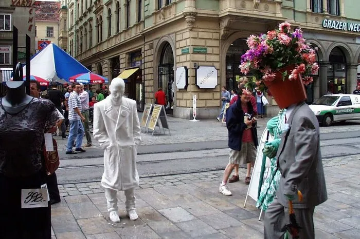 Die allererste Ausgabe von La Strada in Graz. The Natural Theatre Company war die erste Gruppe, die jemals bei La Strada aufgetreten sind. Die Produktion hieß "Total Street Theatre"