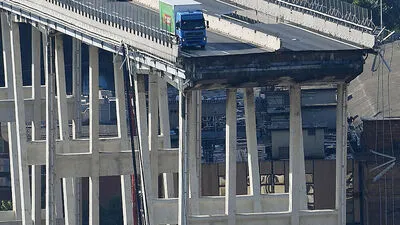 Der Lkw steht wenige Meter vor dem Abgrund