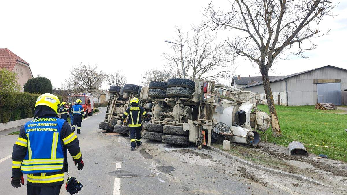 Der umgestürzte Betonmisch-Lkw in Dobersdorf