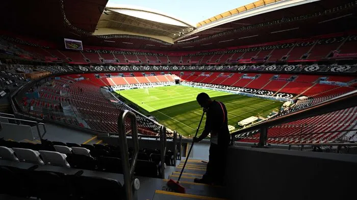 Benannt ist das Stadion nach Zelten, wie sie die Nomadenvölker in Katar und der Golfregion verwendeten. Damit soll die Vergangenheit geehrt werden. Das erste Spiel fand am 30. November 2021 im Rahmen des Arabischen Fußball-Cups statt.