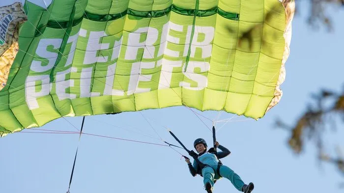 Für einen Werbedreh für die neue Marke "Steirerpellets" wagte die Hartberger Basejumperin Lisa-Maria Seidl am Gaberl den Sprung von einem 106 Meter hohen Windrad.