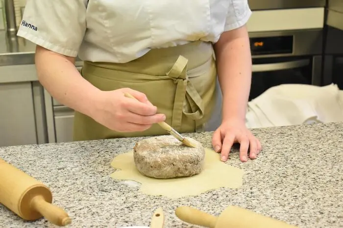 Insgesamt stellen die Schülerinnen 50 Stück des Oberlorenzener Kletzenbrotes her