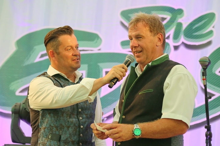 Ein Wasser, das schon im Mittelalter von den Bauern getrunken wurde, von dem mittlerweile 25 Millionen Liter pro Jahr verkauft werden und das Fest-Ehrengast Michael Schickhofer sogar im Büro trinkt. 