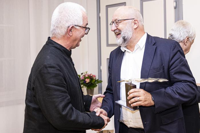 Stadtwerke-Vorstand Erwin Smole gratuliert Michael Tschida