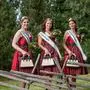 von links nach rechts: Zirbenprinzessin Julia Mostögel, Zirbenkönigin Melanie Tragner, Zirbenprinzessin Jennifer Rupret 