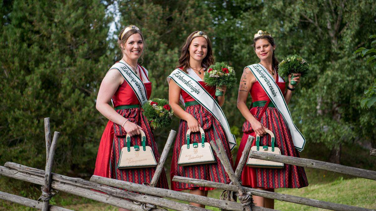 von links nach rechts: Zirbenprinzessin Julia Mostögel, Zirbenkönigin Melanie Tragner, Zirbenprinzessin Jennifer Rupret 