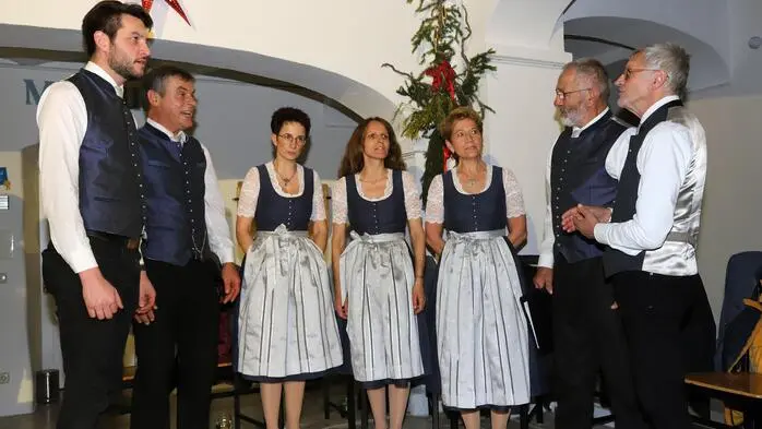 Als Gäste  dabei das „Ensemble Mirtanad“ unter Leitung von Jakob Koppitsch (am Foto der 7. von Links).