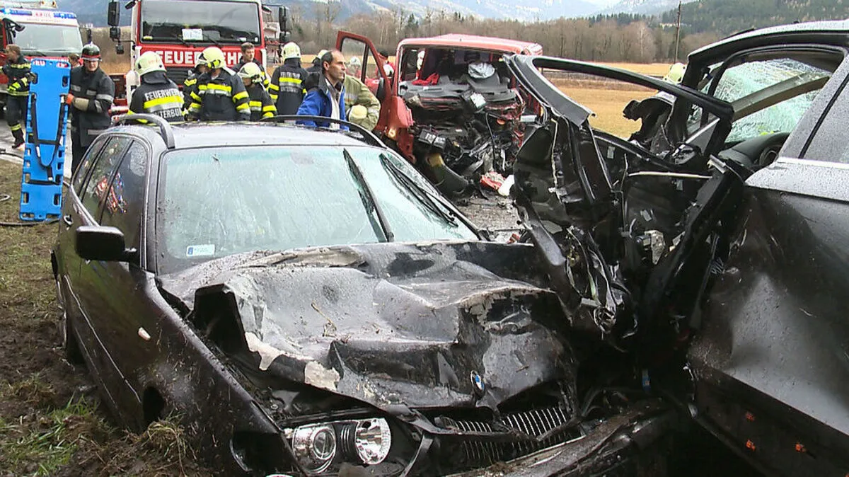 Drei Fahrzeuge verkeilten sich ineinander