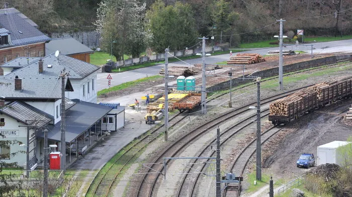 Personenzüge fahren durch. Der Personenbahnsteig wurde, so Bürgermeister Moser, weggerissen.