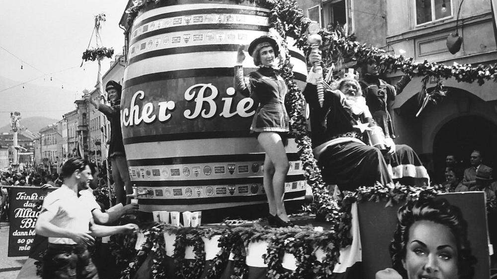 Villacher-Bier-Werbung beim Umzug in den 1950er-Jahren