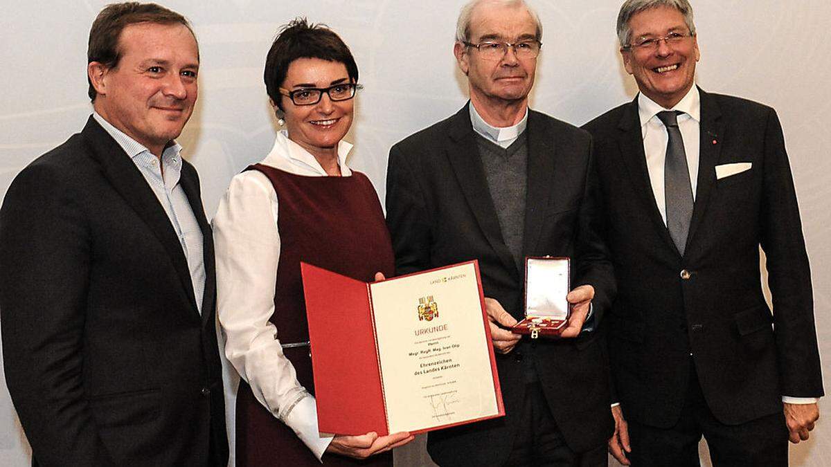 Ivan Olip bei der Verleihung mit Landeshauptmann Kaiser, Landeshauptmann-stellvertreterin Beate Prettner und Landesrat Ulrich Zafoschnig (von rechts)