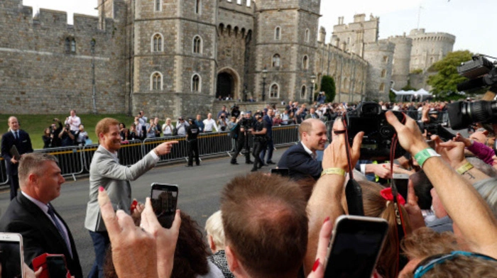 Am Vorabend seiner Hochzeit zeigt sich Prinz Harry noch einmal vor Schloss Windsor, wo die Vermählung stattfinden wird.