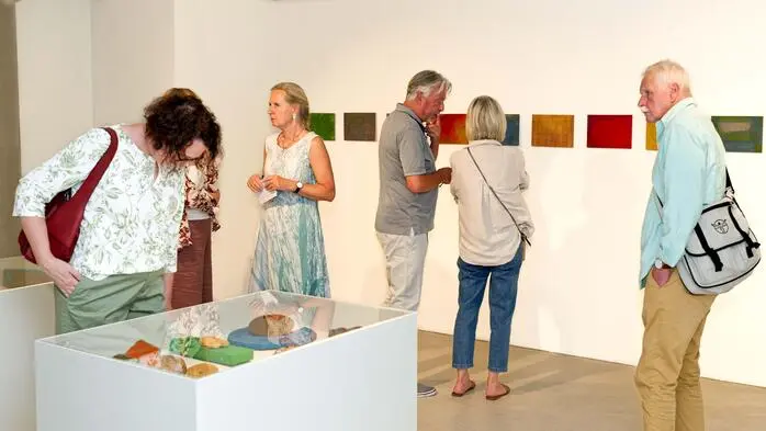 Leute in einer Galerie