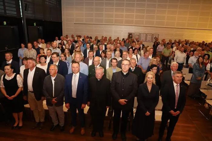 Zahlreiche Gäste, darunter der Landtagsabgeordnete Franz Fartek, die Bürgermeister Karl Lautner und Manfred Reisenhofer, Feldbachs ehemaliger Pfarrer Friedrich Weingartmann, Stadtpfarrer Markus Schöck und Bezirkshauptfrau Elke Schunter-Angerer, besuchten den Festakt