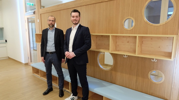 Direktor Thomas Weiß und Philipp Strempfl führen durch den neuen Zubau.