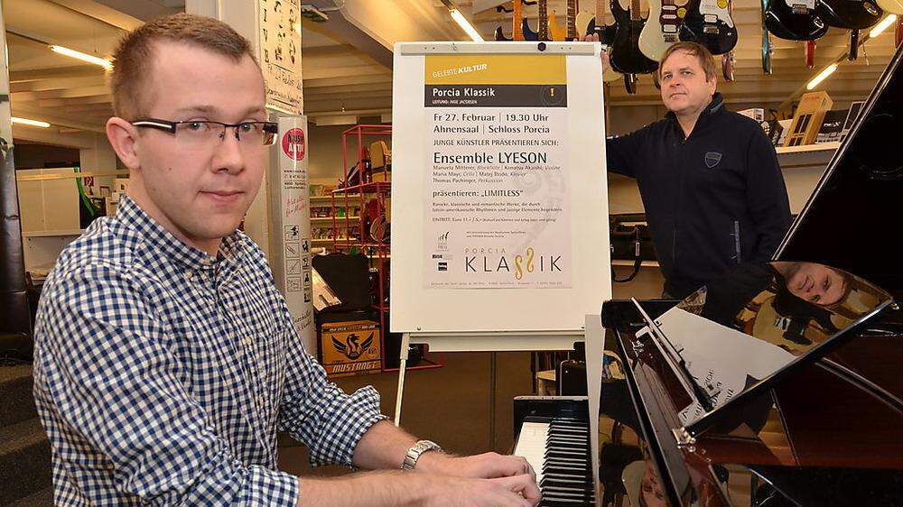 Matej Dzido ist nicht nur ein Virtuose am Klavier, sondern auch als Komponist aktiv. Josef Pfeiffer (im Hintergrund) fördert seine Begabung