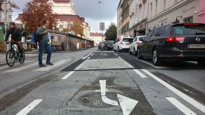Mandellstraße: Fußgänger haben am Weg zur Haydngasse eine Mittelinsel, Radfahrer je eine kurze Linksabbiegespur.
