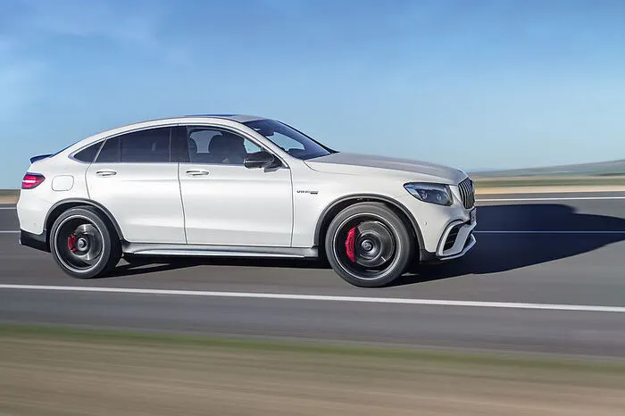 Die Beschleunigung von null auf 100 km/h absolviert das Topmodell in 3,8 Sekunden, der kleine Bruder ist zwei Zehntel langsamer. Die Höchstgeschwindigkeit ist bei beiden elektronisch auf 250 km/h begrenzt.