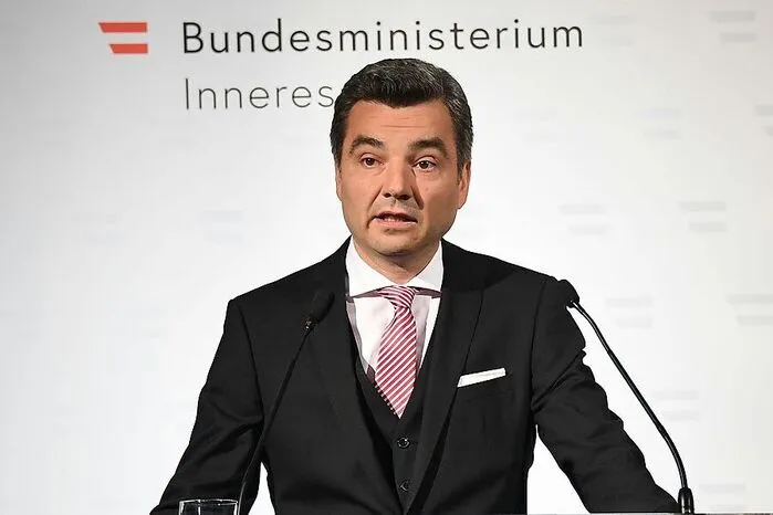 "Es gibt in Österreich ein Interessennetzwerk aus Beratern und dem Interesse am Verdienen von Geld, und das existiert und das hat seine Hände überall." Peschorn gegen die Krake der Verderbtheit.