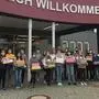 Schüler zweier Klassen des BRG Spittal unterstützen die Aktion "Weihnachten im Schuhkarton"