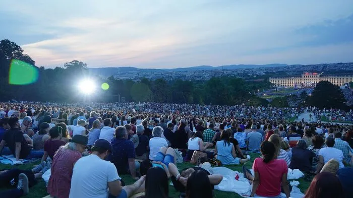 Zu einer lauen Sommer-Nacht mit italienischen Klängen laden diesmal die Wiener Philharmoniker unter der Leitung des russischen Dirigenten Valery Gergiev und mit ihrem Gaststar Anna Netrebko in den Schönbrunner Schlosspark.