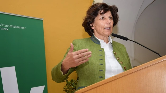 Neue Ideen, Visionen und Beharrlichkeit sollen die Bäuerinnen von heute entwickeln und Sympathien für die Landwirtschaft schaffen. So sieht das jedenfalls die vormalige Südtiroler Landesbäuerin Maria Hochgruber Kuenzer, die auf dem Leibnitzer Bezirksbäuerinnentag im Schloss Gleinstätten zum Thema „Die Kraft der Bäuerinnen im ländlichen Raum“ pointenreich referierte. Damit wandte sie sich vehement gegen Krankjammern, und sie forderte Eigenständigkeit der Bäuerinnen und unterstrich deren „Botschafterverantwortung“ sowohl gegenüber dem eigenen Stand wie auch gegenüber den Konsumenten. „Wehrt euch gegen die Entsiedelung des Landes etwa bei angedachten Schulschließungen“, rief sie auf, und: „Wir schauen aufs Land“, gab sie sich überzeugt. Sie erinnerte an neue Einkommensmöglichkeiten in sozialen Bereichen, wobei es gelte, EU-Fördergelder zu nützen. Und: „Werfen Sie Altes vom Lebenskarren ab, um für Neues Platz zu haben!“