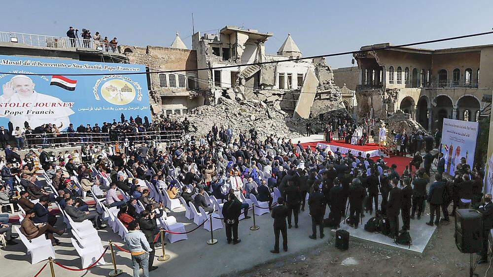 Franziskus vor einer zerstörten Kirchenruine in Mossul