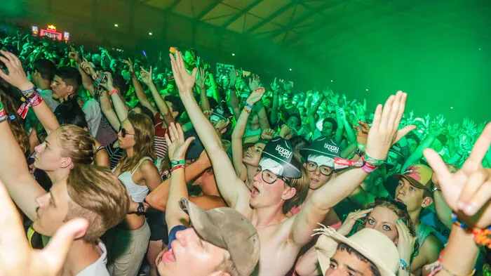 Die Partymeute ist ein mobiles Sondereinsatzkommando: Und so zog der Tross nach der Evakuierung des Hauptgeländes munter in die Daviscuphalle zur Moon Stage weiter - und dann wieder zurück.
