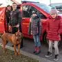 Hanni (rechts) mit Emilia, dem geretteten Hund (oben bei der Chip-Durchsuchung) und den Profis von der Grazer Tierrettung	 