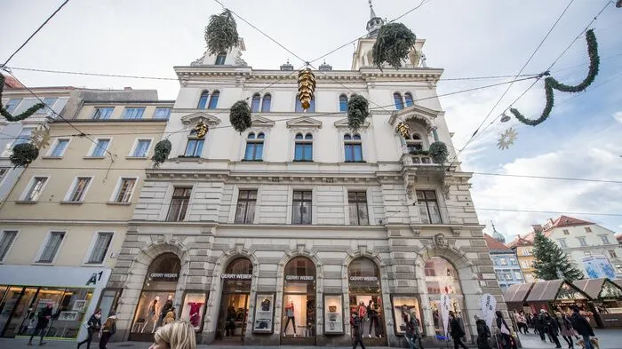 Die Herrengasse beginnt am Hauptplatz und geht in Richtung Eisernes Tor: das seitliche Rathaus mit seiner Geschäftsfront.