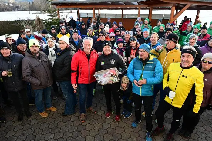 Nach ausgiebiger Labung ging es wieder zurück zum Sportzentrum. Hier gab es noch eine deftige Linsensuppe mit Würstchen, ehe man den Benefizbetrag, der mit der Anmeldung zum Event eingehoben wurde, bekannt geben konnte.